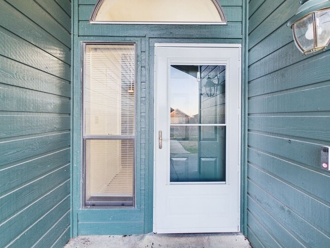 Building Photo - 3904 SW Parkridge Blvd