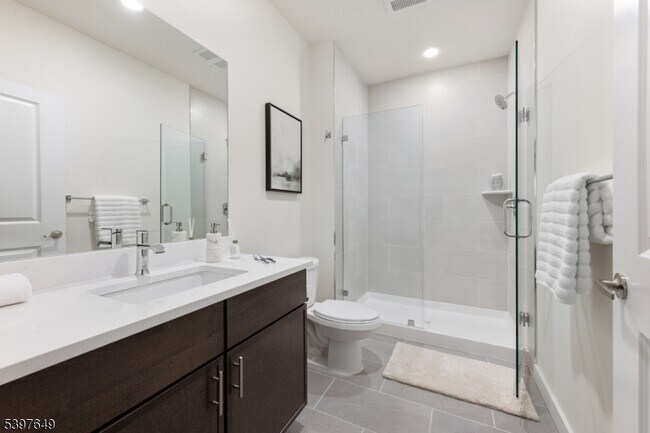 Building Photo - 1085 Bloomfield Ave