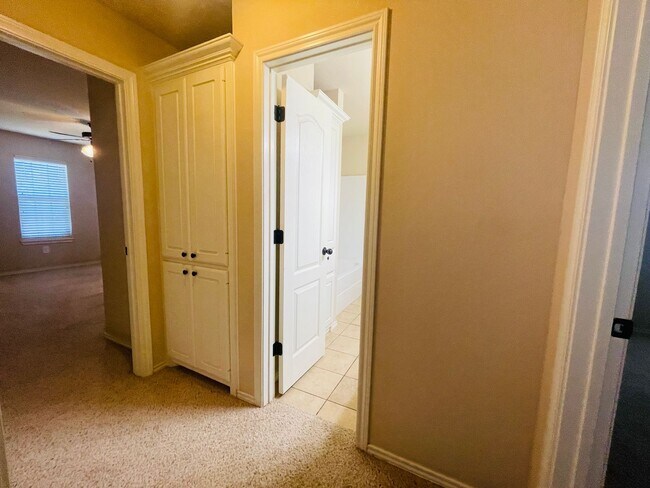 Building Photo - 3/2/2 - South of Loop 289, off of 89th & A...