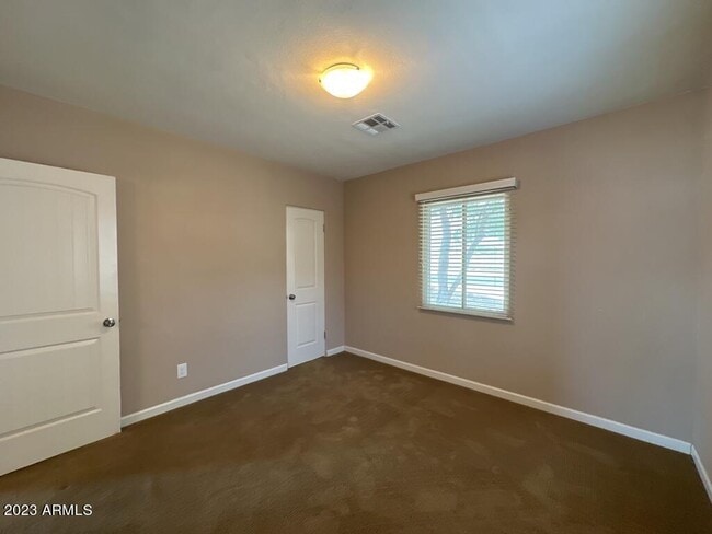 Building Photo - 1501 E Palm Ln