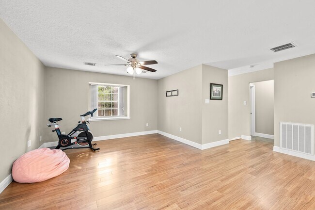 Building Photo - 43 Hickory Oak Dr
