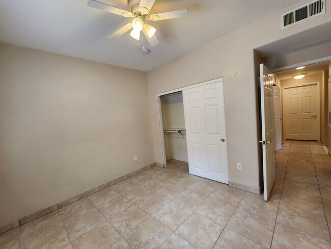 Building Photo - 1050 E Cactus Ave