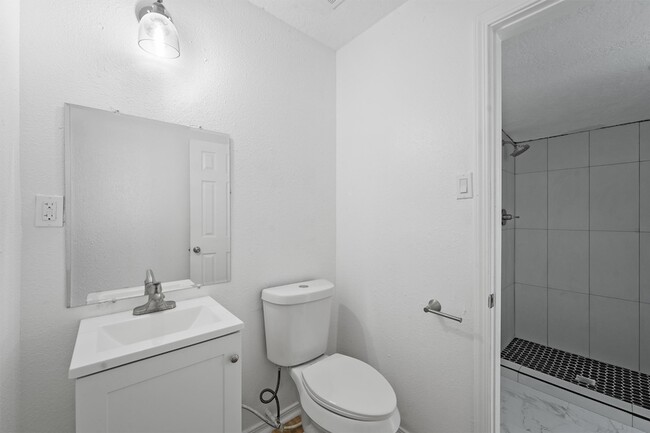 Building Photo - 606 Meadowlawn St