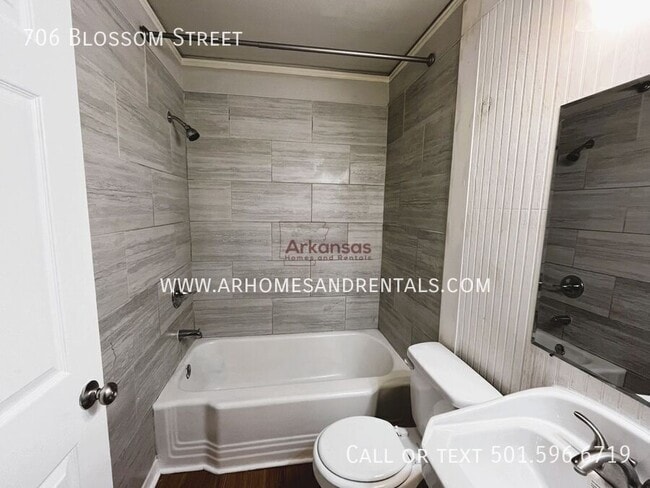 Building Photo - 706 Blossom St