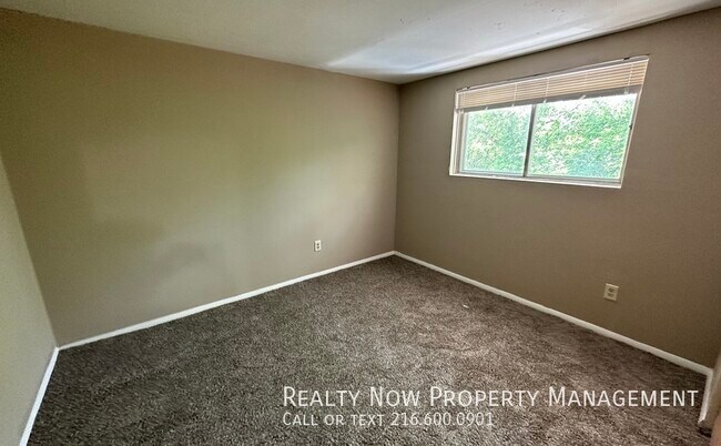 Building Photo - 4525 E 143rd St