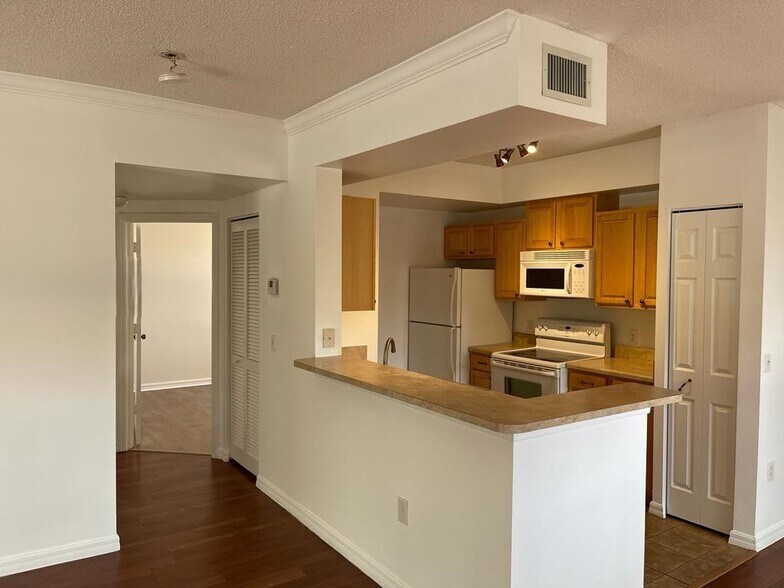 Building Photo - 2412 Centergate Dr
