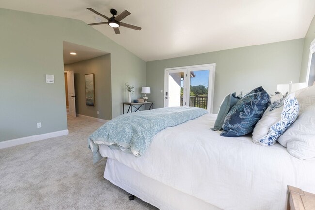 Building Photo - Beautiful 5 bedroom/3bath home with a pool