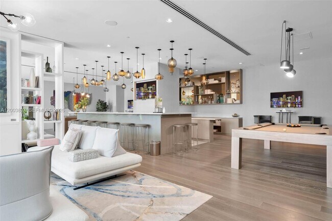 Building Photo - 650 NE 32nd St