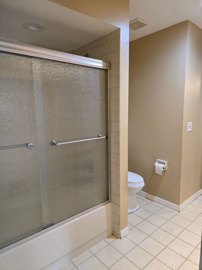 Building Photo - Be Home for the Holidays!