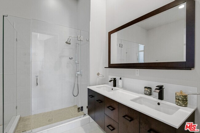 Building Photo - 118 S Kenwood St