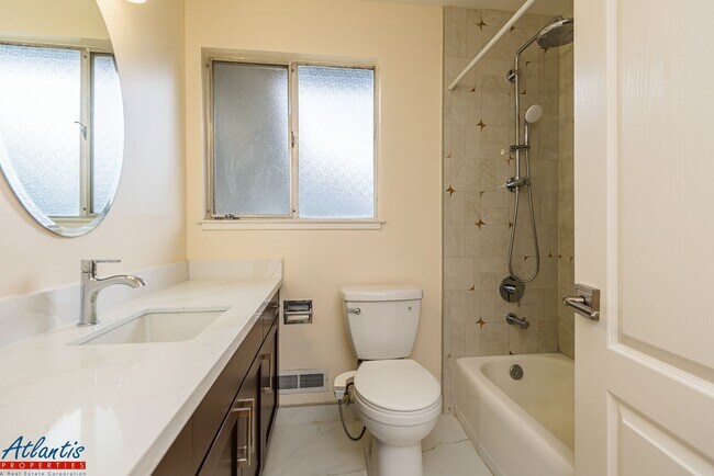 Building Photo - Beautiful Home | Remodeled | Desirable Location