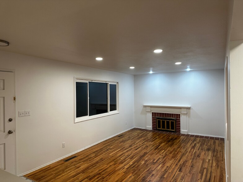 Building Photo - 2022 E Woodlawn Dr