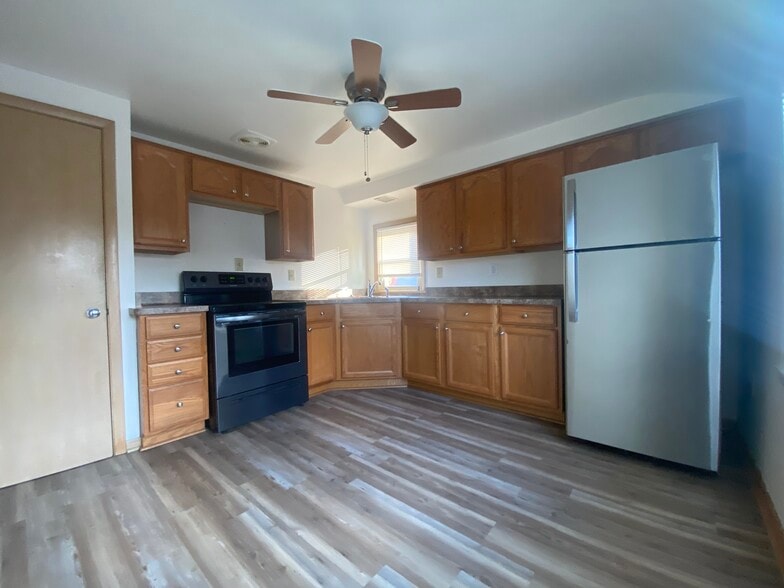 Building Photo - 3353 S 71st St