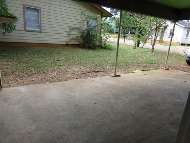 Building Photo - 2 bedroom home available- NO HUD!