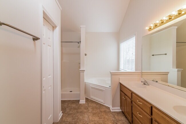 Building Photo - 2805 Aston Woods Ct