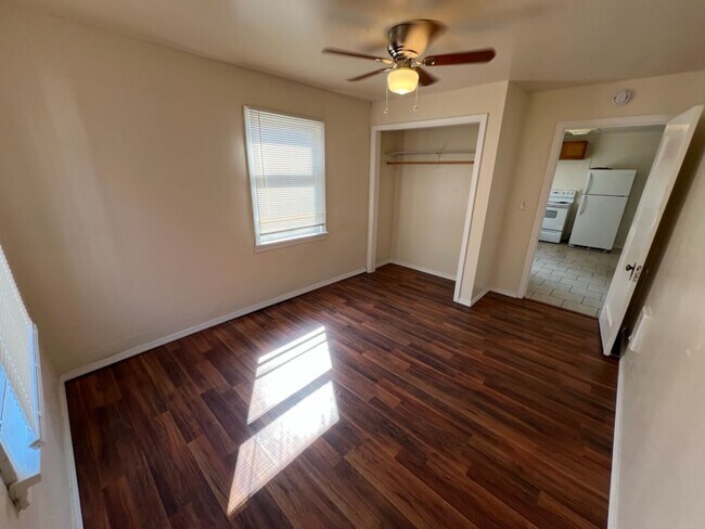 Building Photo - Spacious 3 bed, 1 bath, a/c, d/w and bonus...