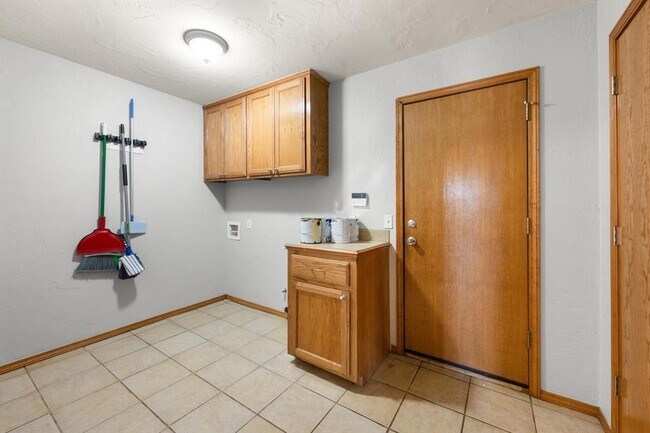Building Photo - 616 Garrison Ln