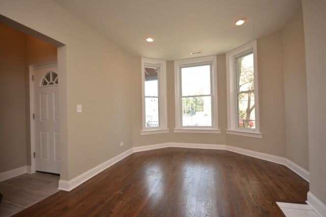 Building Photo - 1617 W Foster Ave