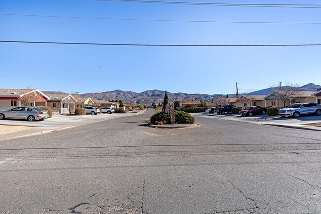 Building Photo - 800 Sherwood Dr