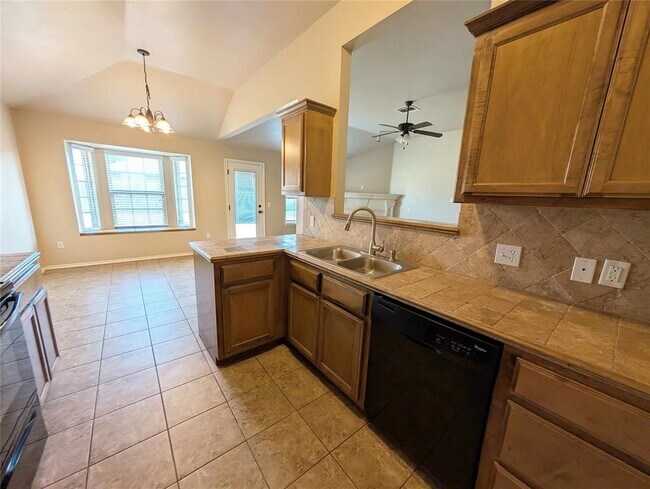 Building Photo - 621 Apple Tree Ln