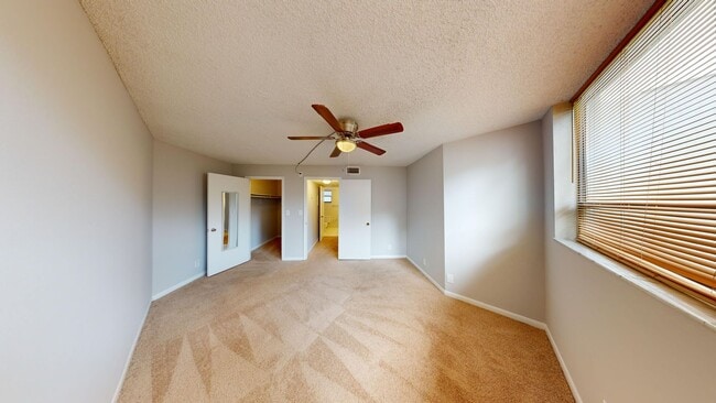 Building Photo - 1 Bed/ 1 Bath Near The Outlet Mall - *Wate...