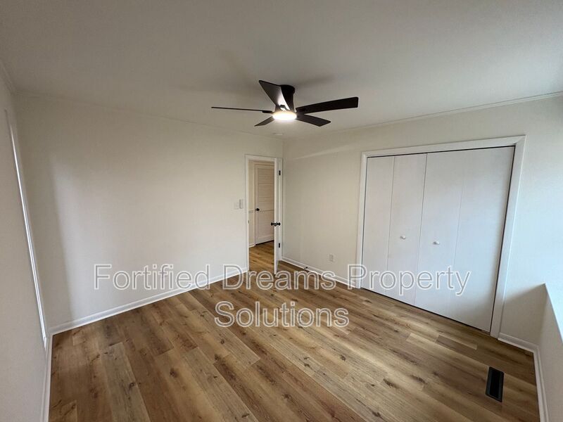 Building Photo - 5265 Country Club Rd