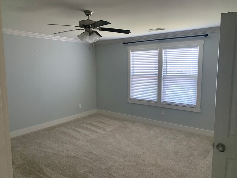 Building Photo - Well Maintained 3 Bedroom Home in The Pres...