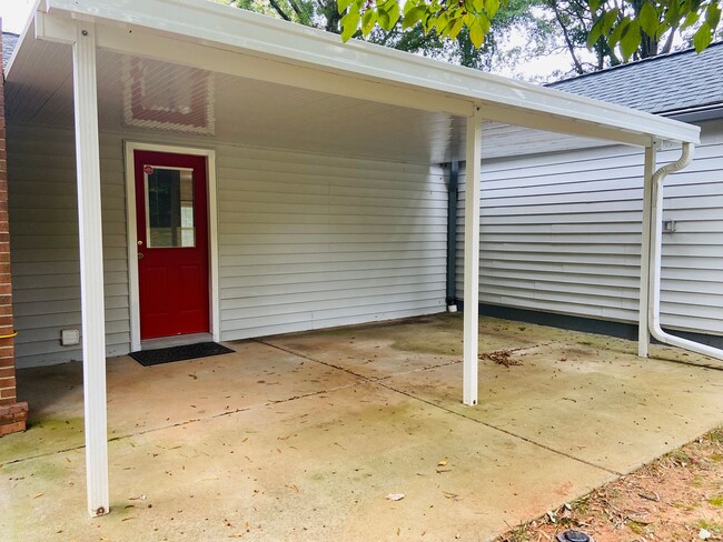 Building Photo - 3 Bedroom, 2 bathroom House in Winston-Salem