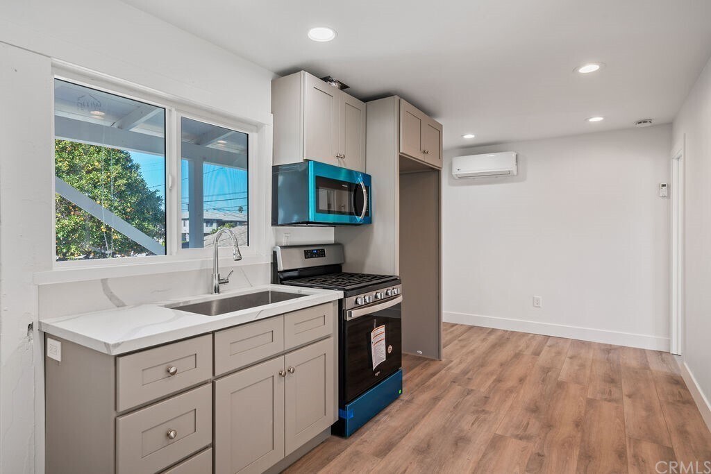 Building Photo - 728 E Palmer Ave