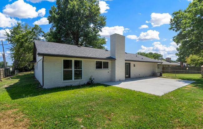 Building Photo - 5 Bed / 3 Bath in Broken Arrow!