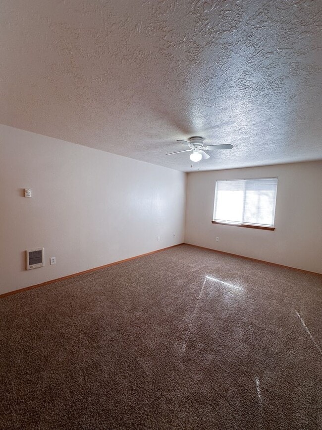 Building Photo - Spacious 2-Bedroom Duplex in Desirable Neighborhood