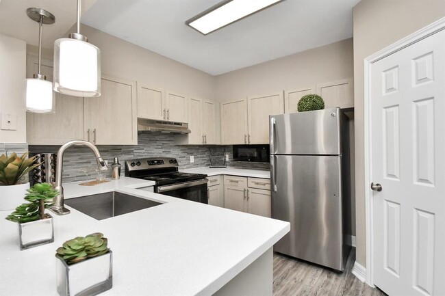 Building Photo - 3225 Woodland Park Dr