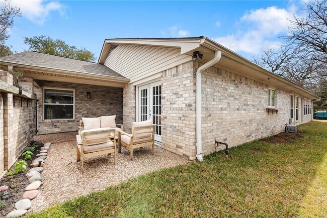 Building Photo - 2907 Broadmoor Dr