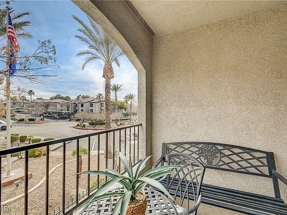 Building Photo - 950 Seven Hills Dr