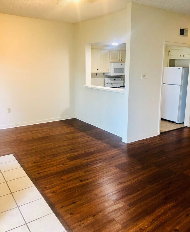 Building Photo - First-floor spacious 1-bedroom on LSU bus route