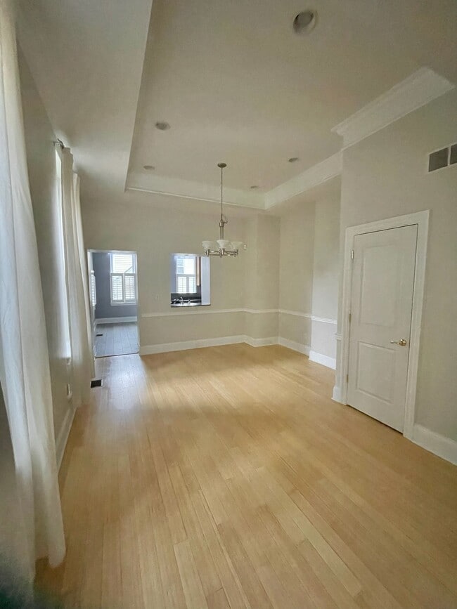 Building Photo - 208 Oak St