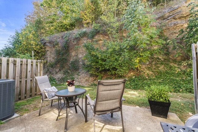 Building Photo - Woodbury Falls Luxury Townhome