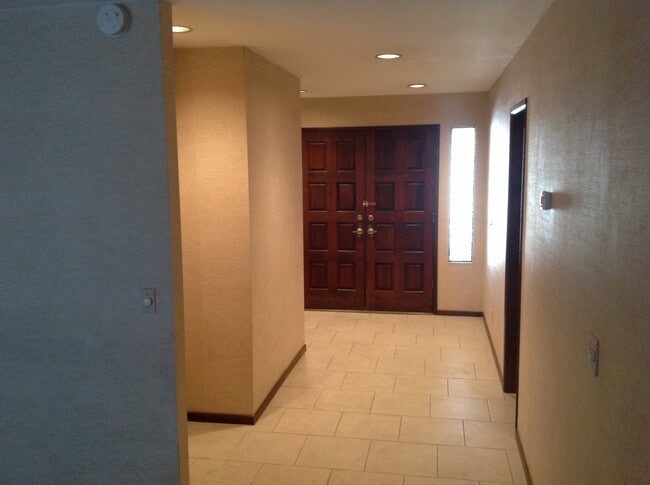 Building Photo - 3 BEDROOM HOME IN SPRING VALLEY LAKE!