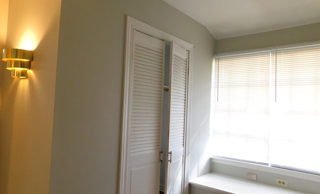 Building Photo - 1117 Summit Hills Ln