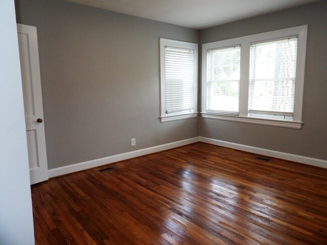 Building Photo - 106 Rowe Ave NW