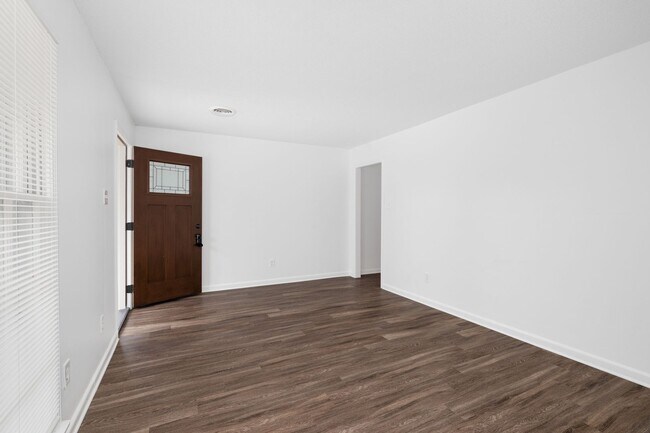 Building Photo - 5 bedroom 3 bath in Covington recently renovated just off the town square