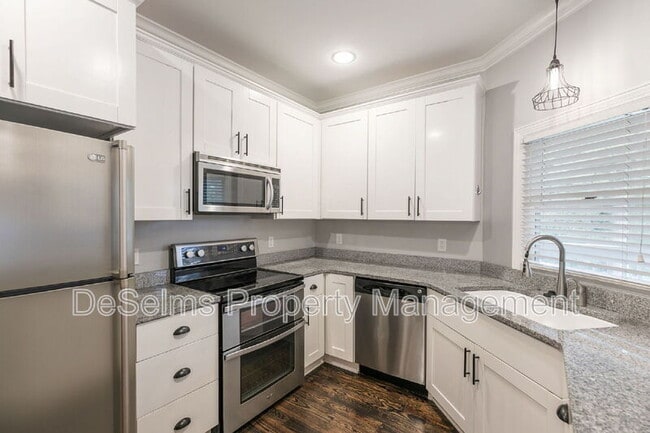 Building Photo - 210 Ashlawn Ct