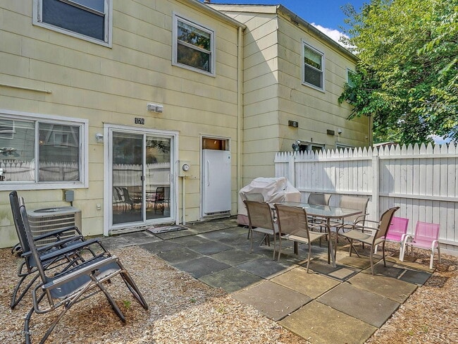 Building Photo - "Charming 3-Bed, 2- in Lakewood -