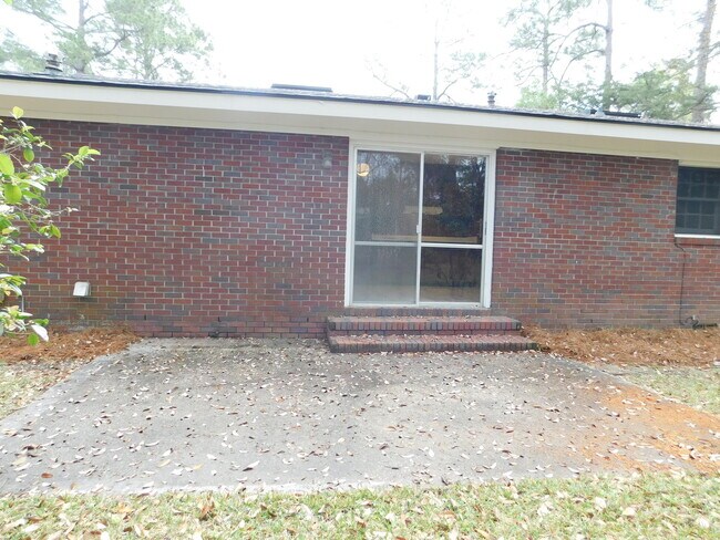 Building Photo - Convenience and charm