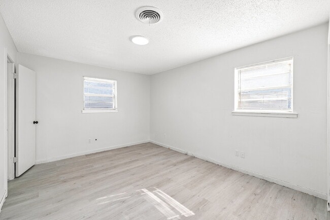 Building Photo - Updated Home w/ Large Backyard, Minutes fr...