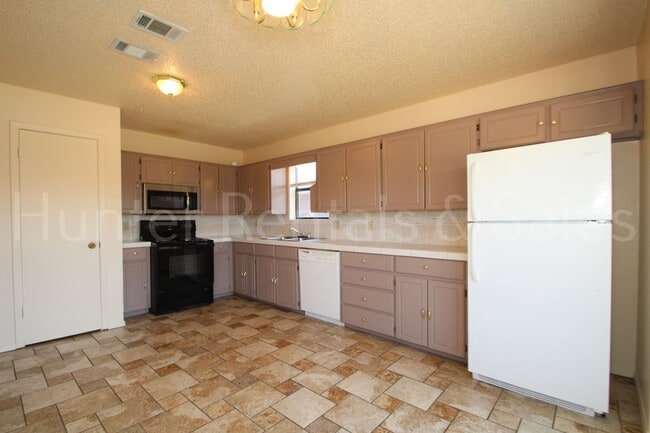 Building Photo - Winfield Estates!