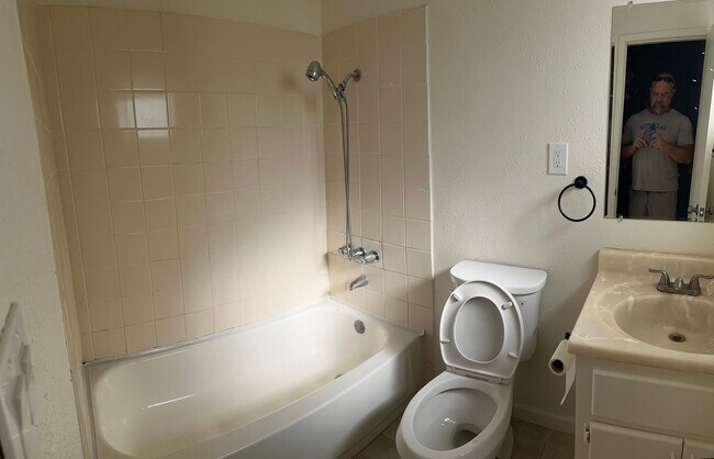 Building Photo - 3 Bedroom / 2 Bathroom Single Story Home in San Jacinto