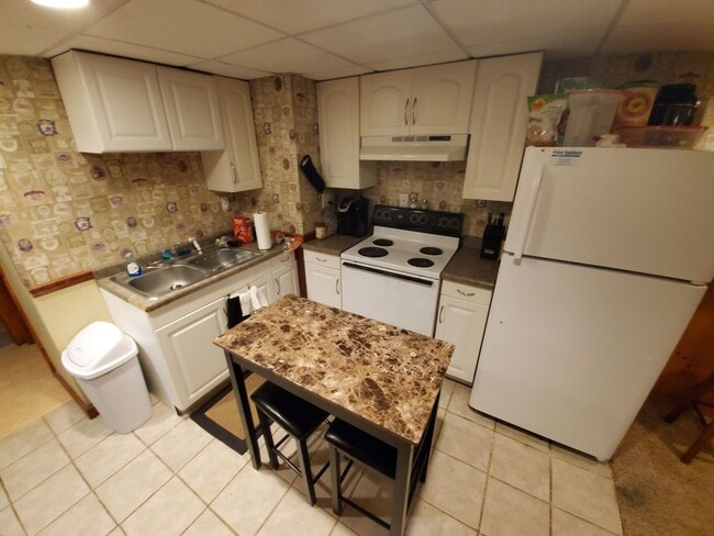 Building Photo - AVAILABLE JUNE! - 7 Bed 3 Bath Home!