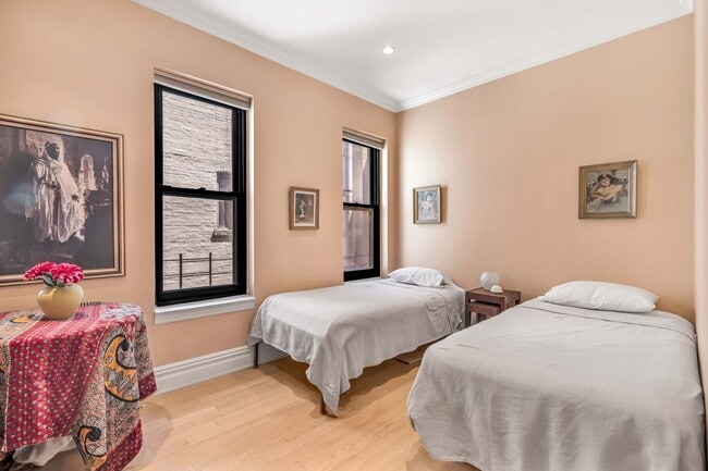 Building Photo - 327 W 83rd St