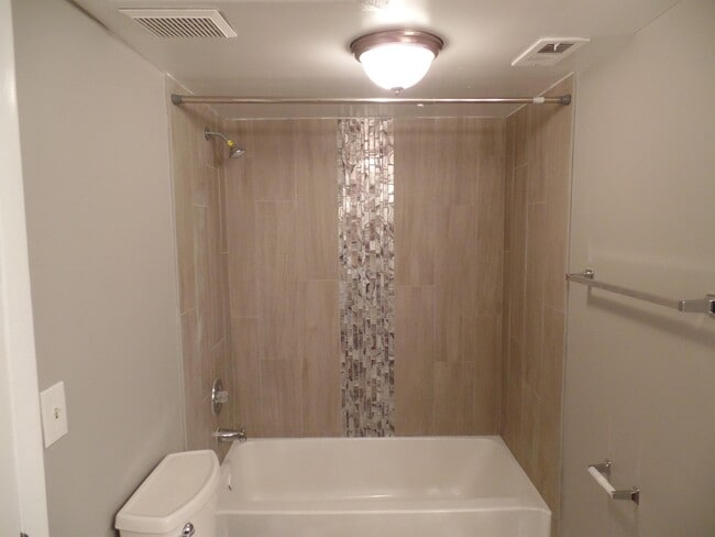 Building Photo - 2881 N Oakland Forest Dr
